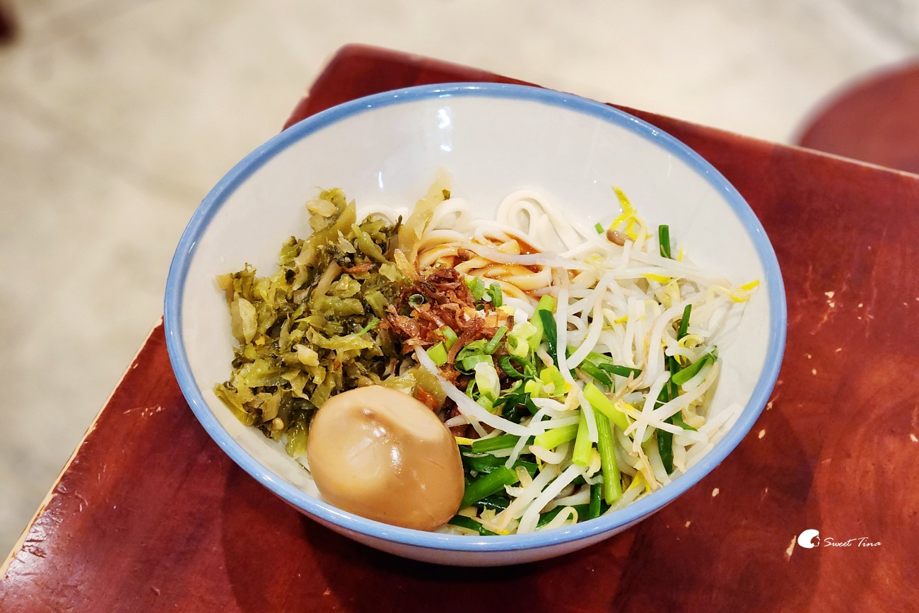 厚道飲食店乾麵搭配蔬菜和一顆滷蛋