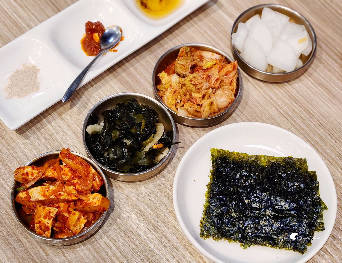 梨谷韓式鐵板炭火烤肉｜信義區韓式料理推薦，小菜無限續超滿足！
