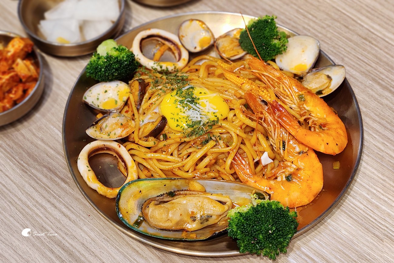 梨谷韓式鐵板炭火烤肉｜信義區韓式料理推薦，小菜無限續超滿足！