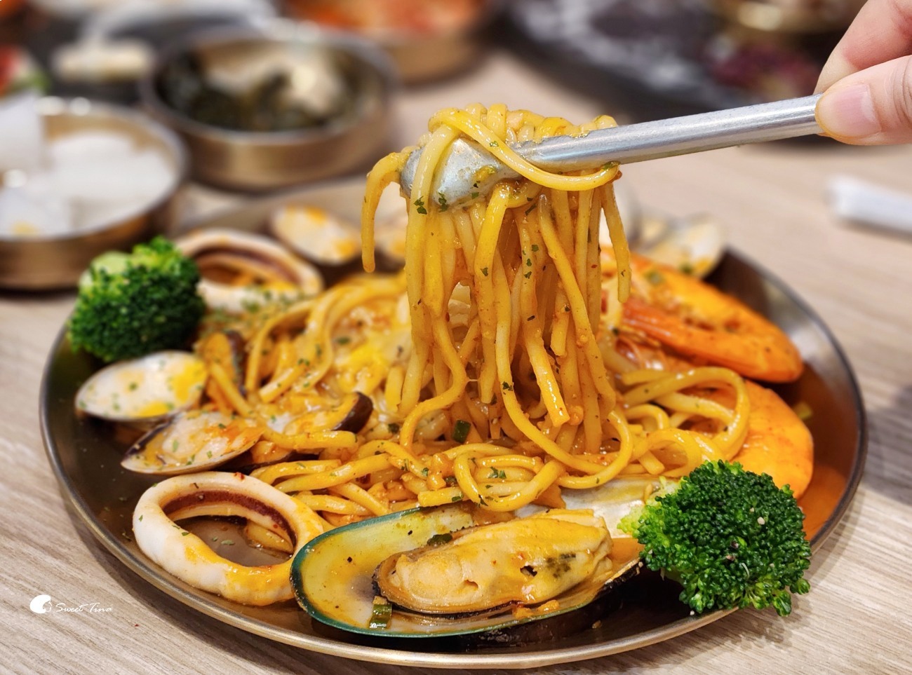 梨谷韓式鐵板炭火烤肉｜信義區韓式料理推薦，小菜無限續超滿足！