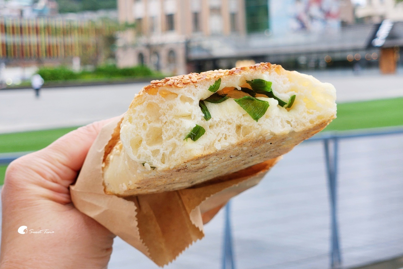 阿國碳烤燒餅|基隆火車站美食推薦,現揉現烤的超人氣點心 阿國碳烤燒餅|基隆火車站美食推薦,現揉現烤的超人氣點心