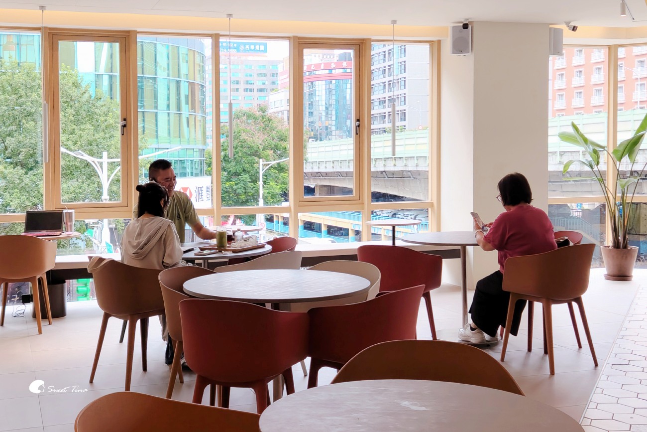 伯朗咖啡南京概念店｜松江南京站咖啡廳推薦，質感早午餐，有插座適合工作