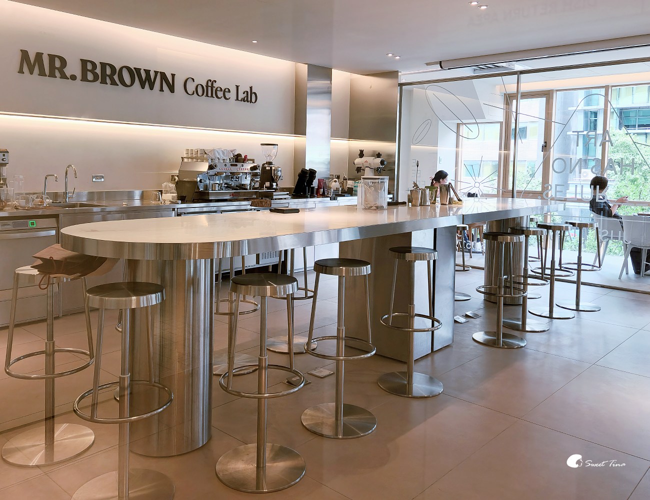 伯朗咖啡南京概念店｜松江南京站咖啡廳推薦，質感早午餐，有插座適合工作