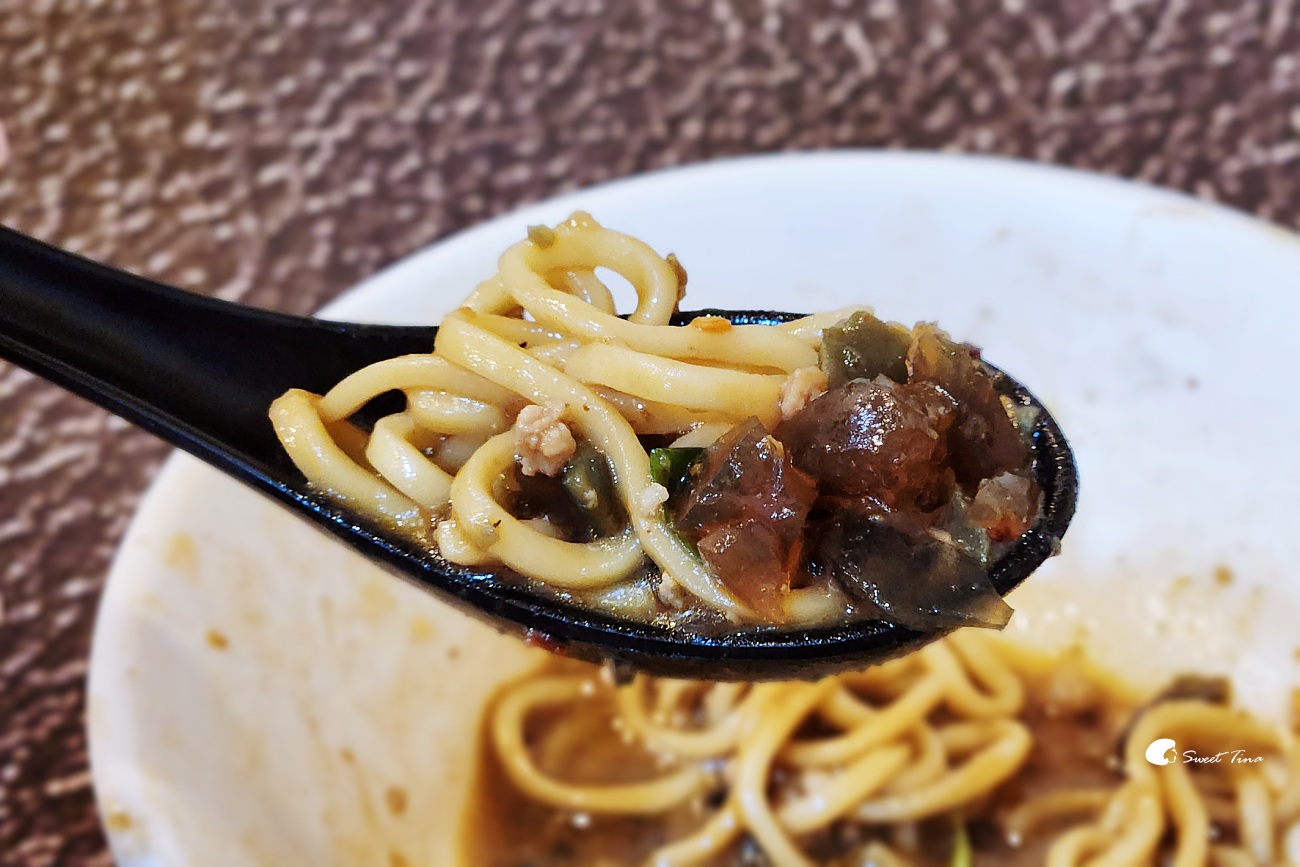 查記麵館|皮蛋抄手麵大推,台北101附近的隱藏美食 查記麵館|皮蛋抄手麵大推,台北101附近的隱藏美食