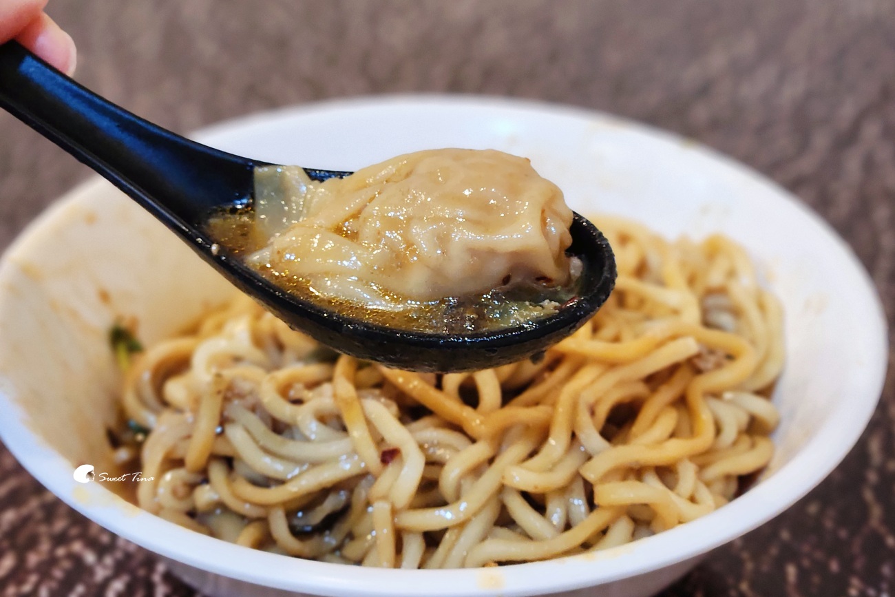 查記麵館|皮蛋抄手麵大推,台北101附近的隱藏美食 查記麵館|皮蛋抄手麵大推,台北101附近的隱藏美食