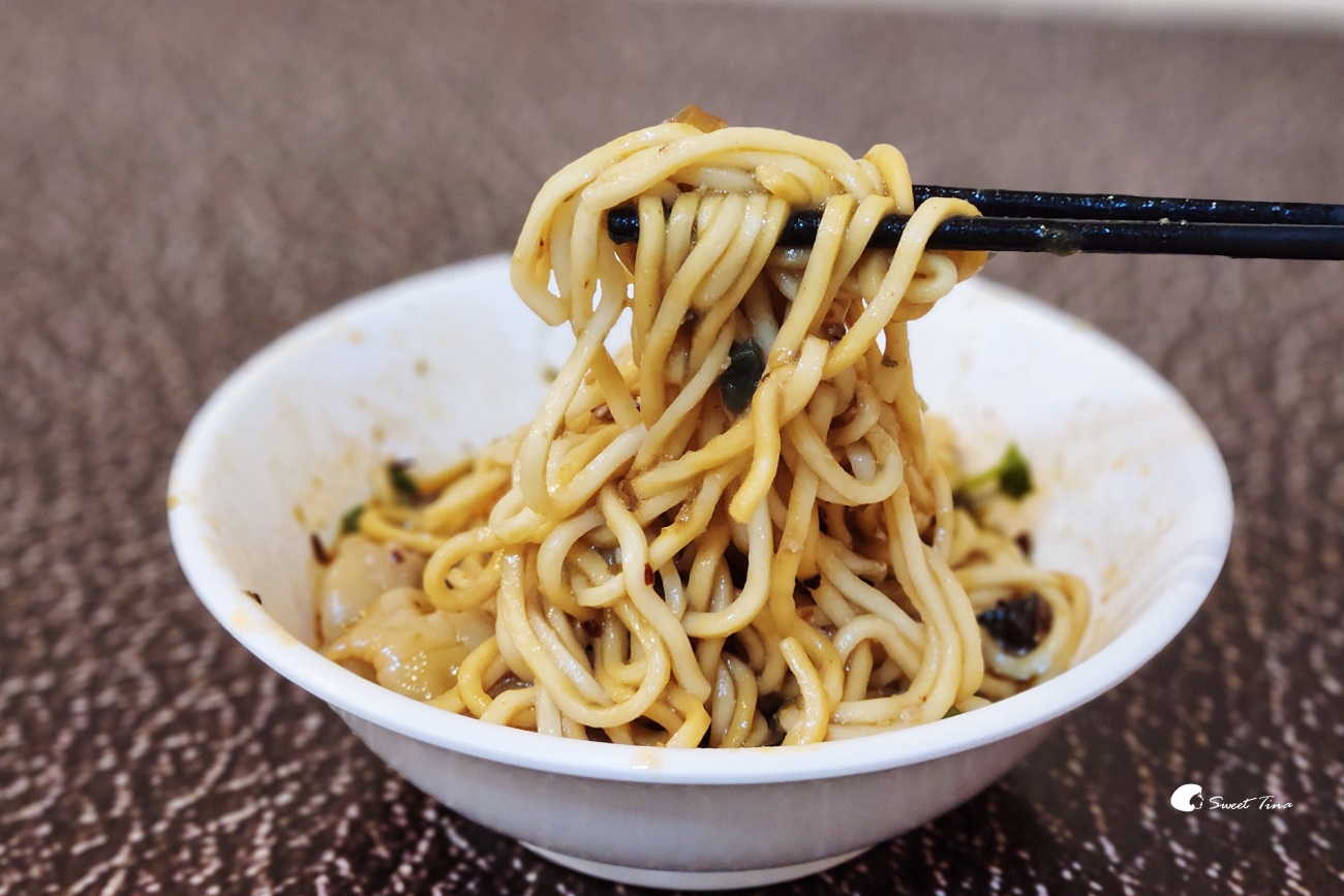 查記麵館|皮蛋抄手麵大推,台北101附近的隱藏美食 查記麵館|皮蛋抄手麵大推,台北101附近的隱藏美食