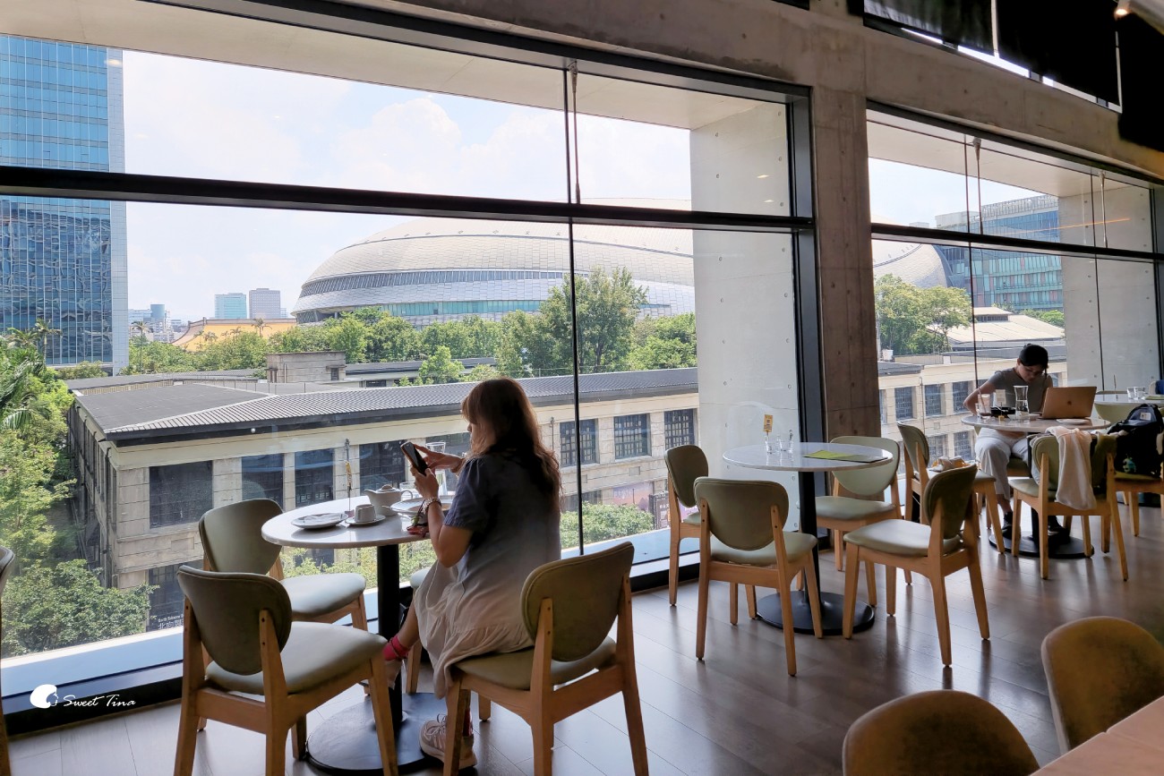 eslite café 松菸店|信義區咖啡廳推薦,坐擁台北 101、大巨蛋景觀 eslite café 松菸店|信義區咖啡廳推薦,坐擁台北 101、大巨蛋景觀