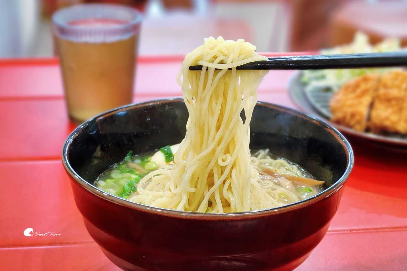雞婆家鮮燉雞湯拉麵｜大同區美食推薦，台北雞湯拉麵濃郁不膩，搭配炸豬排紅糟肉超滿足