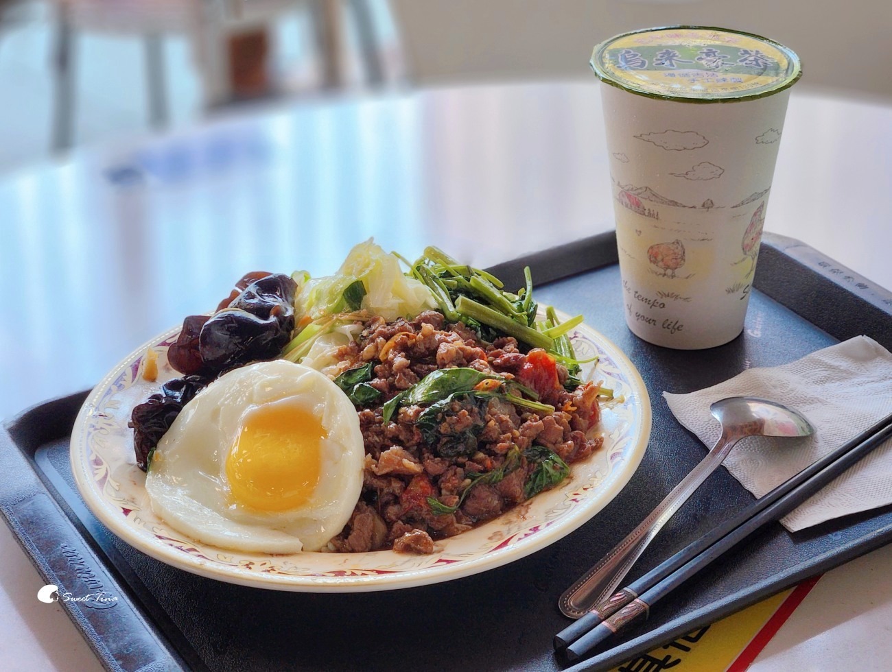 泰厚呷｜南門市場美食推薦，台式融合泰式便當，現炒配菜份量超有誠意