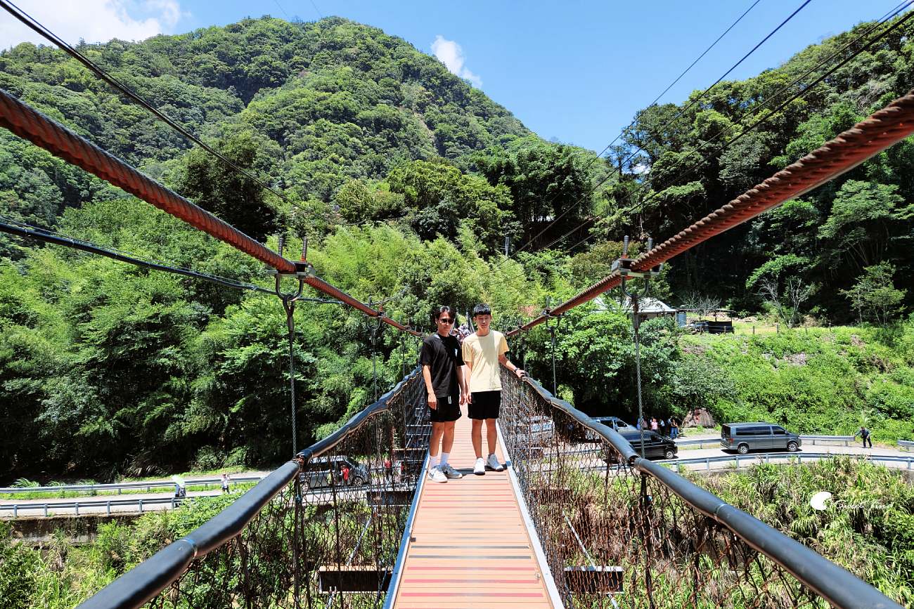 南投帖比倫峽谷瀑布|紅香部落秘境景點,紅香茶園、五彩岩壁、碧綠深潭 南投帖比倫峽谷瀑布|紅香部落秘境景點,紅香茶園、五彩岩壁、碧綠深潭